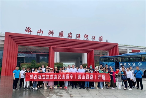 旅游惠民直通车(微山线路)今天正式通车啦!大美微山湖,红花映碧荷!
