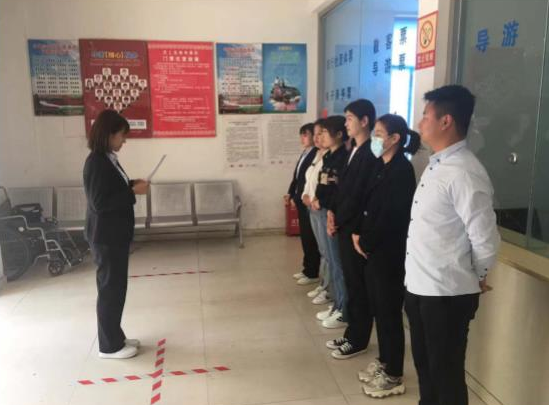 领下认真阅读了王杰生前的日记,其“一不怕苦,二不怕死”的王杰精神以及“在荣誉上不伸手,在待遇上不伸手,在物质上不伸手”的崇高精神让每一位党员思想上受到洗礼,党性上得到锤炼。