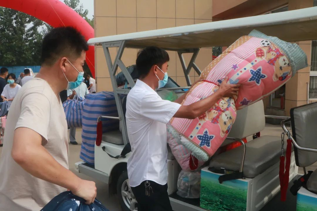 微山湖旅游区爱心助力学子平安返校